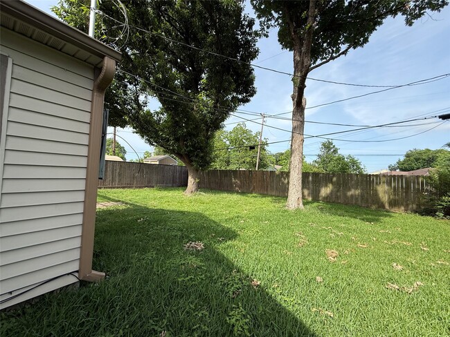 Building Photo - 1807 Firwood Dr