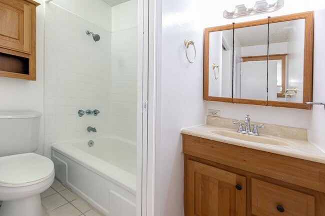 Building Photo - Queens Villa 1bd/1ba/1parking
