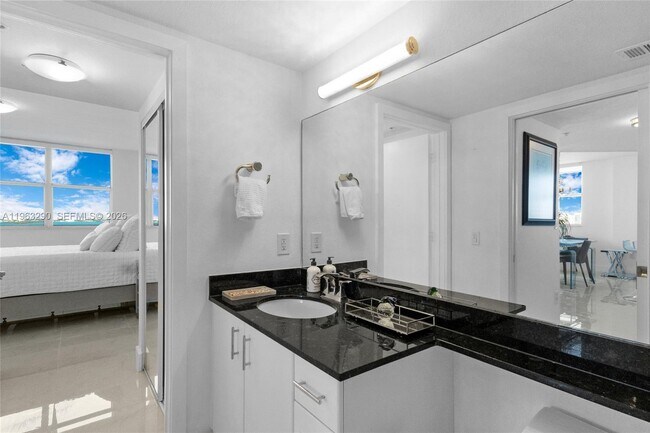 Building Photo - 1625 Kennedy Cswy