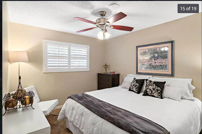 Very clean bedroom - 12500 Melville Dr