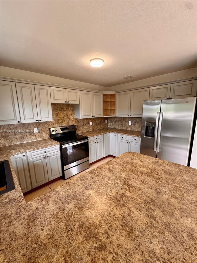 Building Photo - 3 bedroom in Miami FL 33150