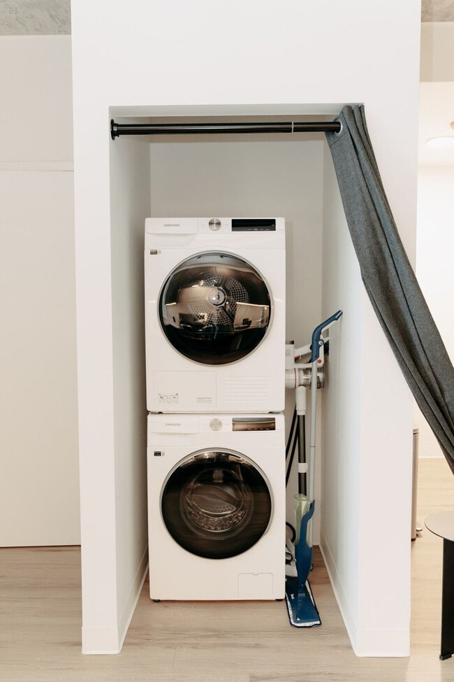 Building Photo - 755 S Clark St