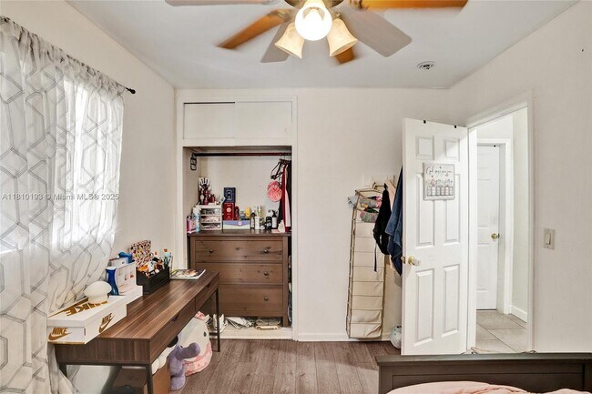 Building Photo - 9910 Bahama Dr