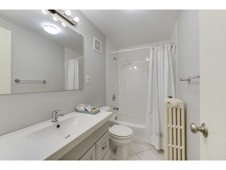 Building Photo - 818 W 42nd St