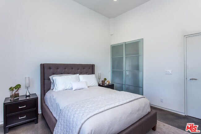 Building Photo - 615 6th Ave