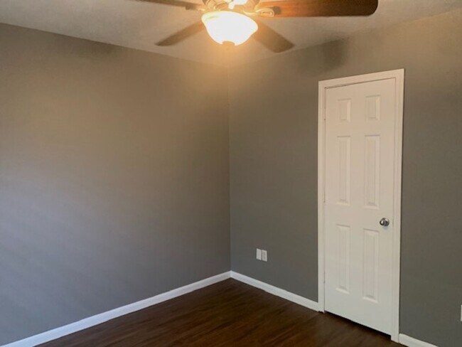 Building Photo - What a Find! 4 Bedrooms!