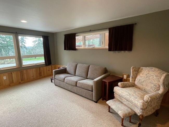 Building Photo - Lovely Furnished Honeymoon Bay Apartment!