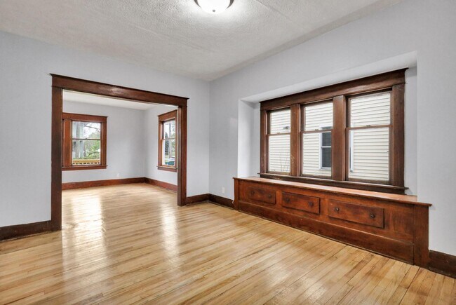 Building Photo - 1136 W Allegan St