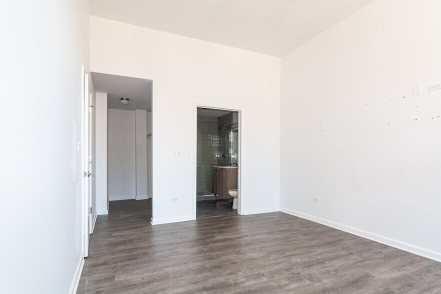 Building Photo - 932 W Dakin St