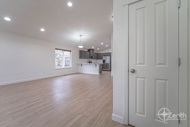 Building Photo - 10402 NE 67th Ave