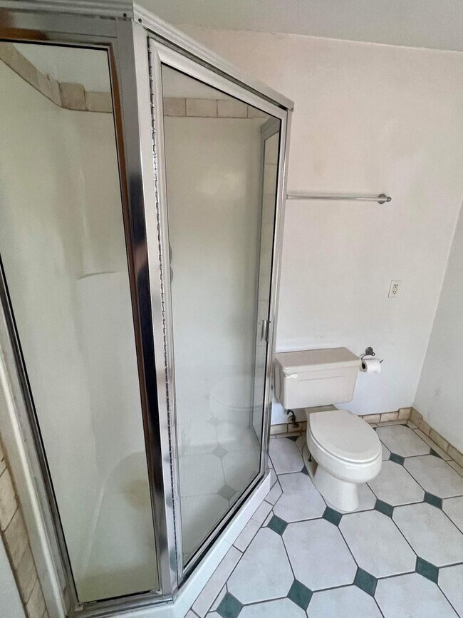 Building Photo - Large home on acreage!