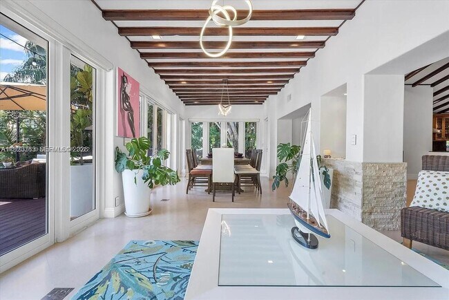 Building Photo - 800 SW 12th Ave