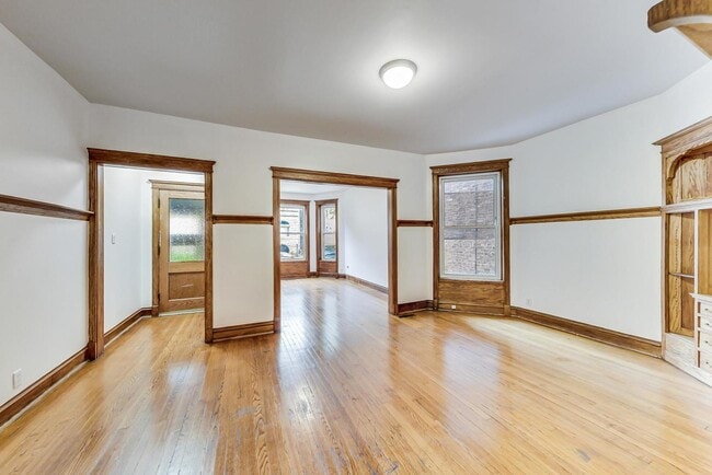 Building Photo - 3515 N Wilton Ave