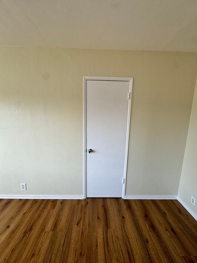 Building Photo - 1 BDRM, 1 BA WITH PARKING SPACE!