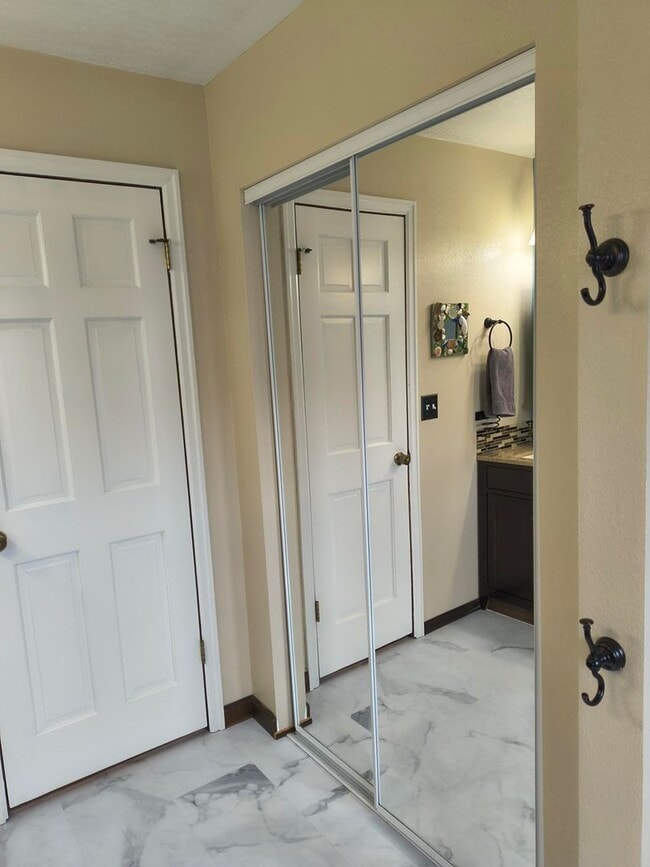 Building Photo - Spacious 4 bed, 2.5 bath with HEATED POOL ...