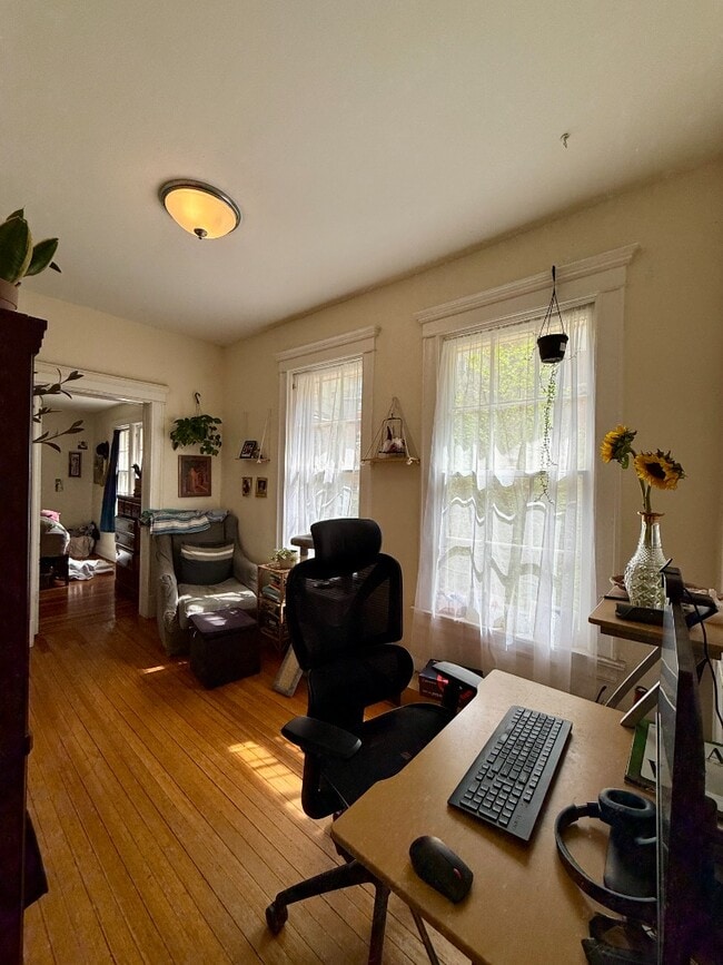 Building Photo - 1 bedroom apartment with private balcony!