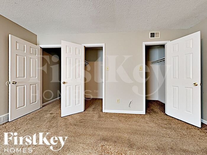 Building Photo - 6773 Rockbrook Dr
