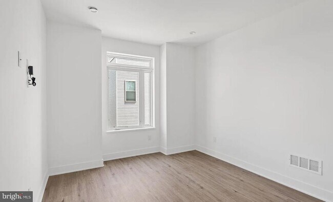 Building Photo - 1546 N Darien St