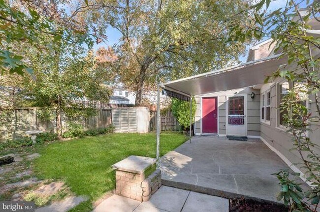 Building Photo - Home with Private Garden Oasis