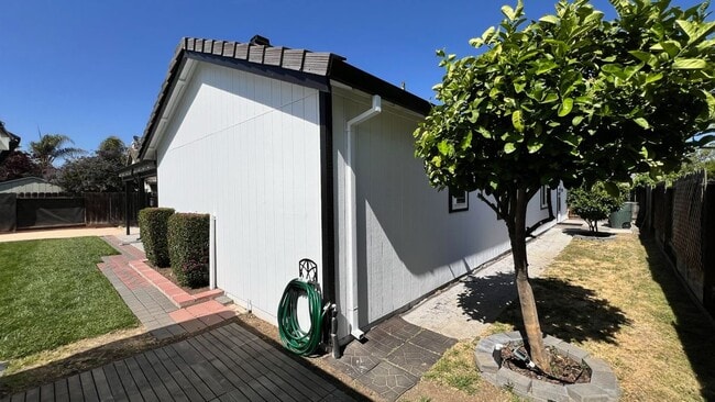 Building Photo - 2170 Cerra Vista Dr