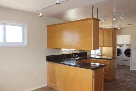 Building Photo - 5854 Mott St