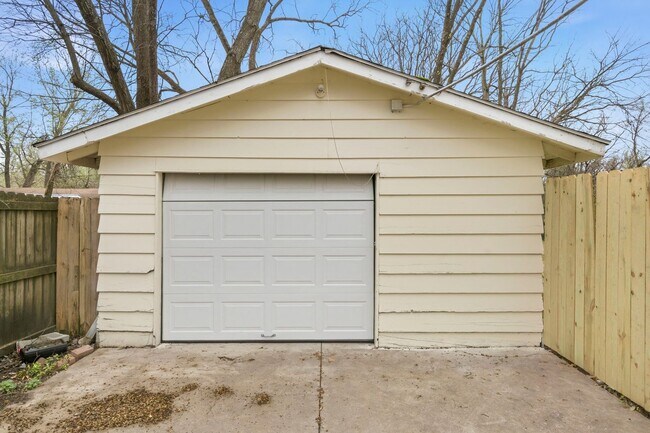 Building Photo - Move-In Ready 3 Bed with Modern Updates & Detached Garage