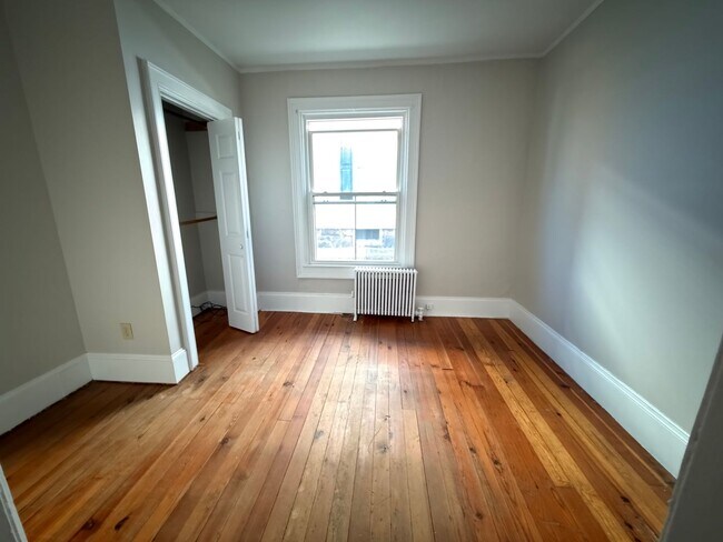 Building Photo - 68 Meadow St