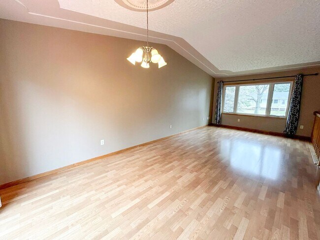 Building Photo - Move-In Ready 4 bed 2 bath off of West Circle Drive Available NOW!