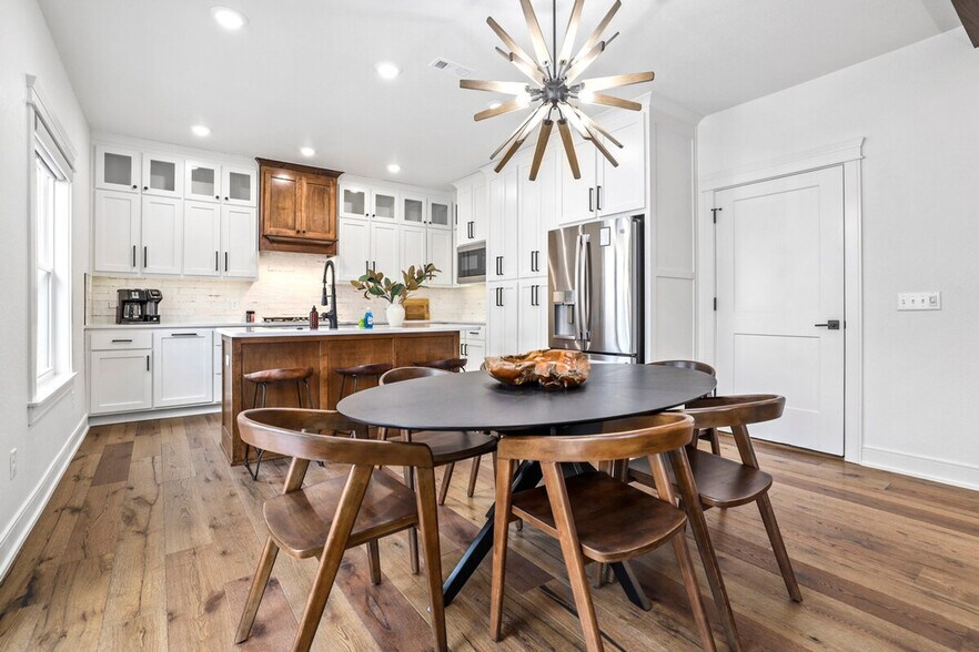 Building Photo - 109 NW Ozark Wy