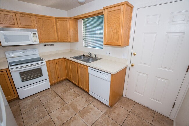 Building Photo - Beautiful Patio Home! 3 Bedrooms, 2 Bath, Split Floor Plan, Central A/C with 2 Car Garage