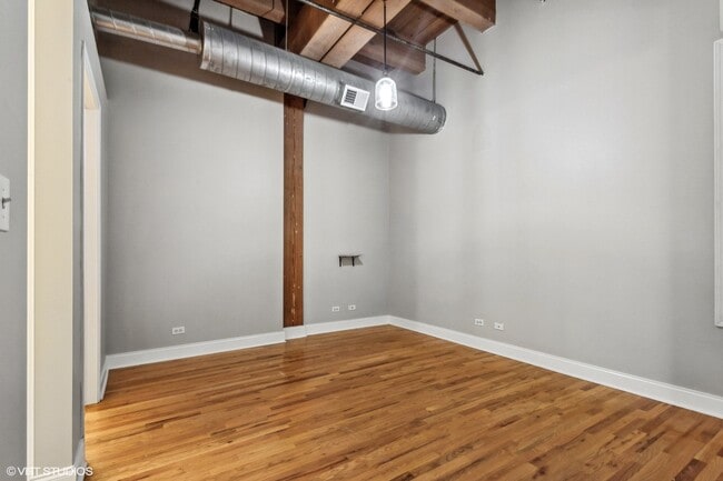 Building Photo - 2735 W Armitage Ave