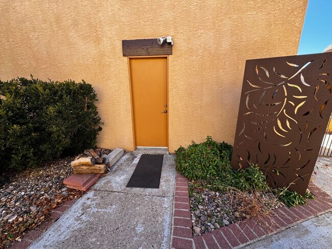 Building Photo - 2 Bedroom 2 bath plus loft and one car garage.