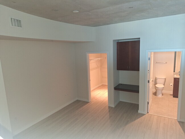 Building Photo - 777 N Ashley Dr