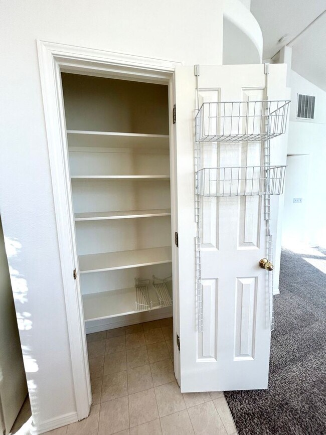 Building Photo - 4650 N Date Palm Ave