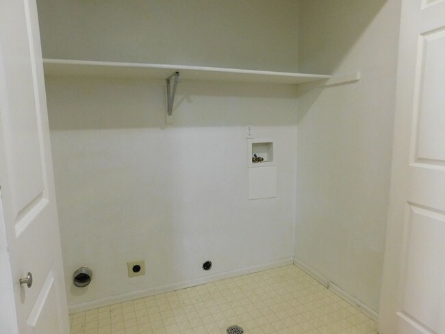 Building Photo - Spacious Home in Fruitvale