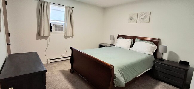 Building Photo - Newly Redone 2 Bed/1 Bath Apartment in Eli...