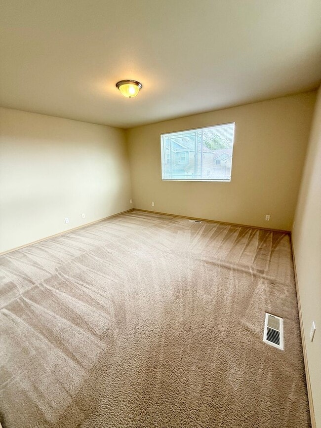 Building Photo - 5 Bedroom 2.5 Bath plus Bonus Room in East...