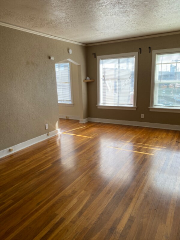 Building Photo - 203 NE Birch St