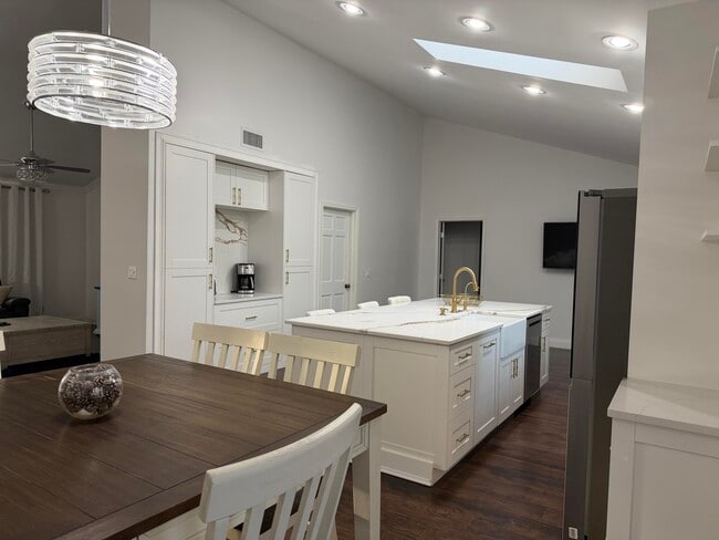 Building Photo - 1532 Primrose Ln