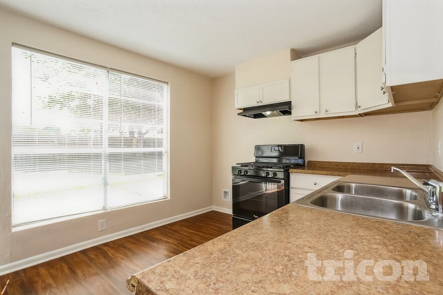 Building Photo - 15811 Kenbriar Dr