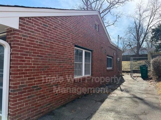 Building Photo - 8652 White Ave