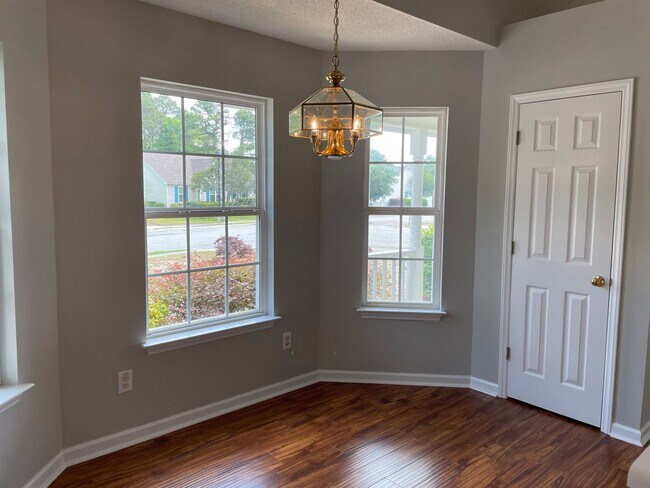 Building Photo - 3 bedroom/2 bathroom home with one-car gar...