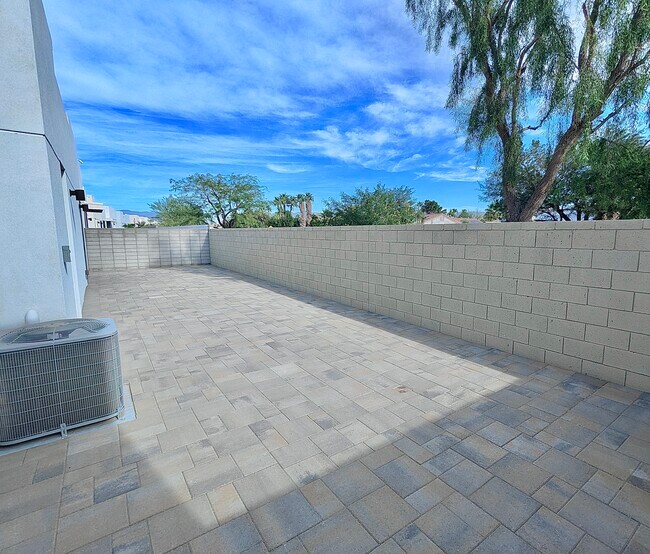 Building Photo - 3402 Ambassador Dr