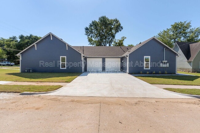 Building Photo - 101 E 11th St