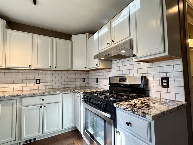 Building Photo - 718 Indianola Ave