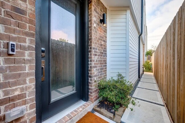 Primary Photo - 5853 Dolores St