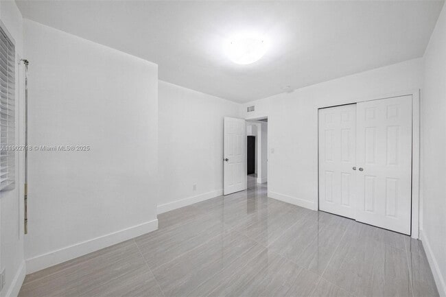 Building Photo - 1050 NE 129th St