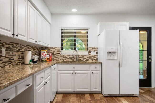 Building Photo - 612 Montezuma Dr