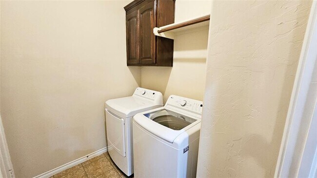 Building Photo - 1824 Woody Ln