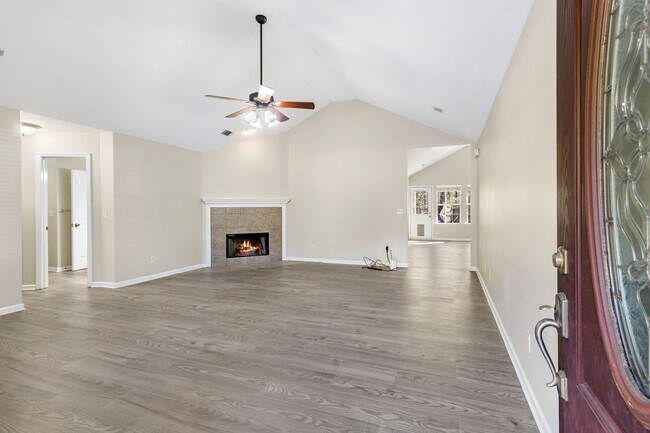 Building Photo - No HOA! Large Lot!